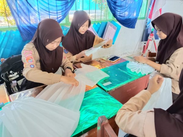 "Cantik dari Plastik", Solusi Kreatif dari Limbah Plastik