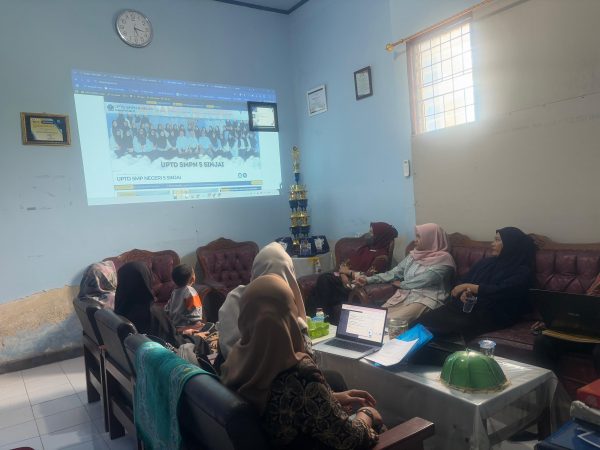 Era Digitalisasi Pendidikan: UPTD SMPN 5 Sinjai Tingkatkan Peran Website Sekolah