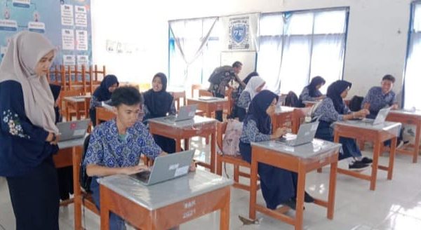 UPTD SMPN 5 Sinjai Mantapkan Persiapan US dengan Simulasi Chromebook
