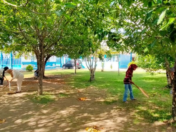 Hari Libur Nasional Jadi Bukti Dedikasi: Guru UPTD SMPN 5 Sinjai Bergotong Royong Ciptakan Lingkungan Sekolah Bersih dan Nyaman