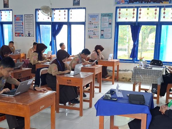 Hari Kelima Ujian Sekolah Berbasis Chromebook di UPTD SMPN 5 Sinjai: Hujan Tak Surutkan Semangat Siswa