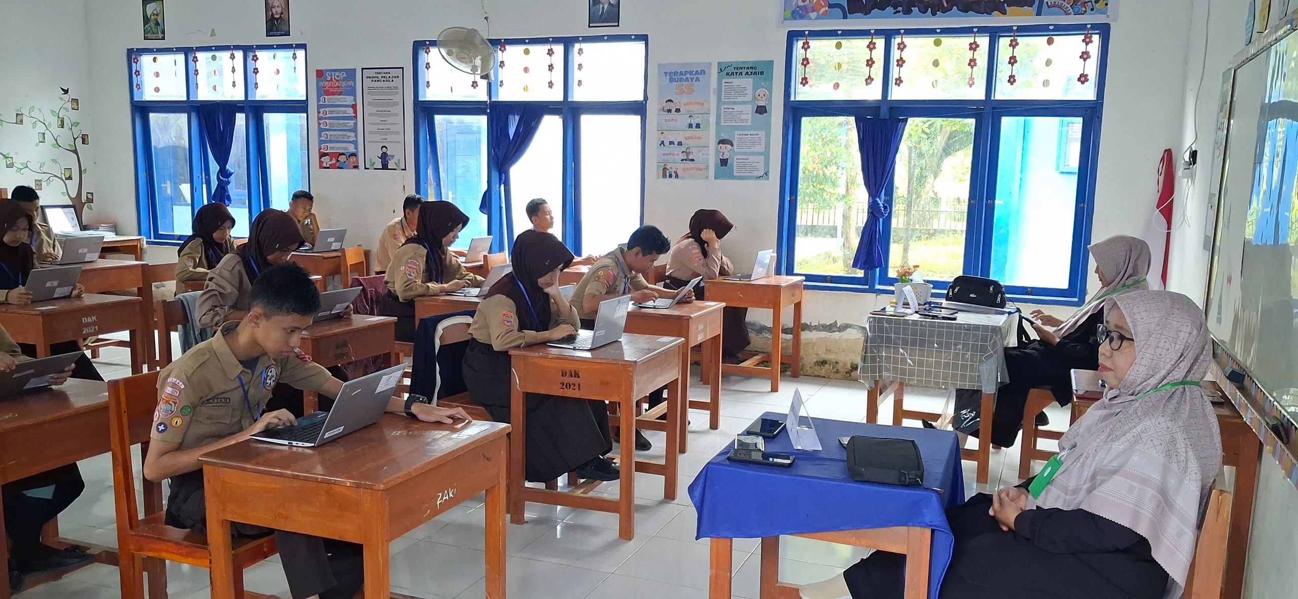 Hari Kelima Ujian Sekolah Berbasis Chromebook di UPTD SMPN 5 Sinjai: Hujan Tak Surutkan Semangat Siswa Hari Kelima Ujian Sekolah Berbasis Chromebook di UPTD SMPN 5 Sinjai: Hujan Tak Surutkan Semangat Siswa