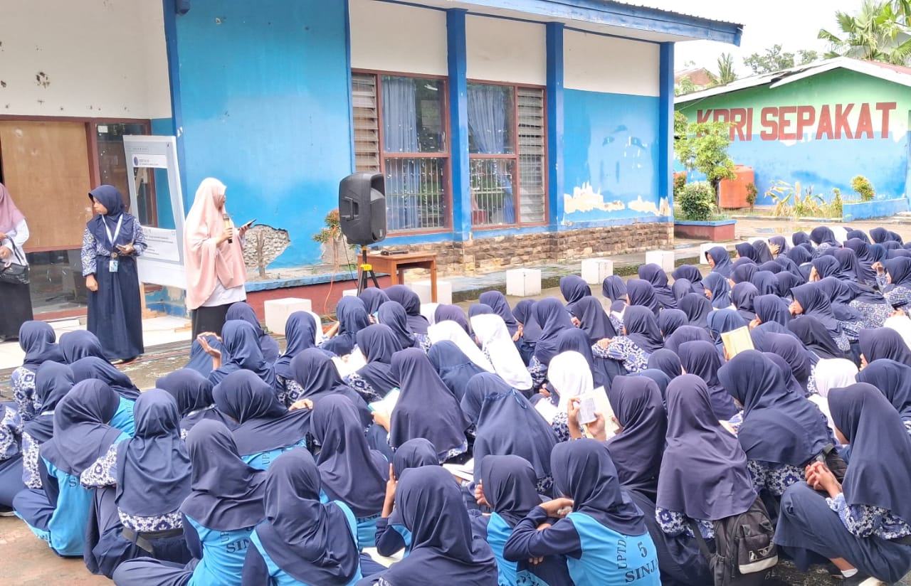 Membiasakan Diri dengan Kalam Ilahi: Indahnya Literasi Al-Qur'an di Pagi Hari SMPN 5 Sinjai Membiasakan Diri dengan Kalam Ilahi: Indahnya Literasi Al-Qur'an di Pagi Hari SMPN 5 Sinjai