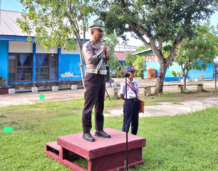 Police Go to School: Mengedukasi Keselamatan Lalu Lintas Sejak Dini di UPTD SMPN 5 Sinjai Police Go to School: Mengedukasi Keselamatan Lalu Lintas Sejak Dini di UPTD SMPN 5 Sinjai