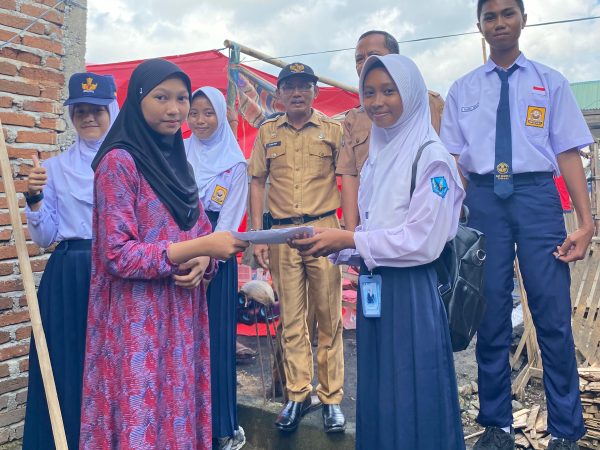 OSIS UPTD SMPN 5 Sinjai Ulurkan Tangan, Salurkan Bantuan untuk Korban Kebakaran