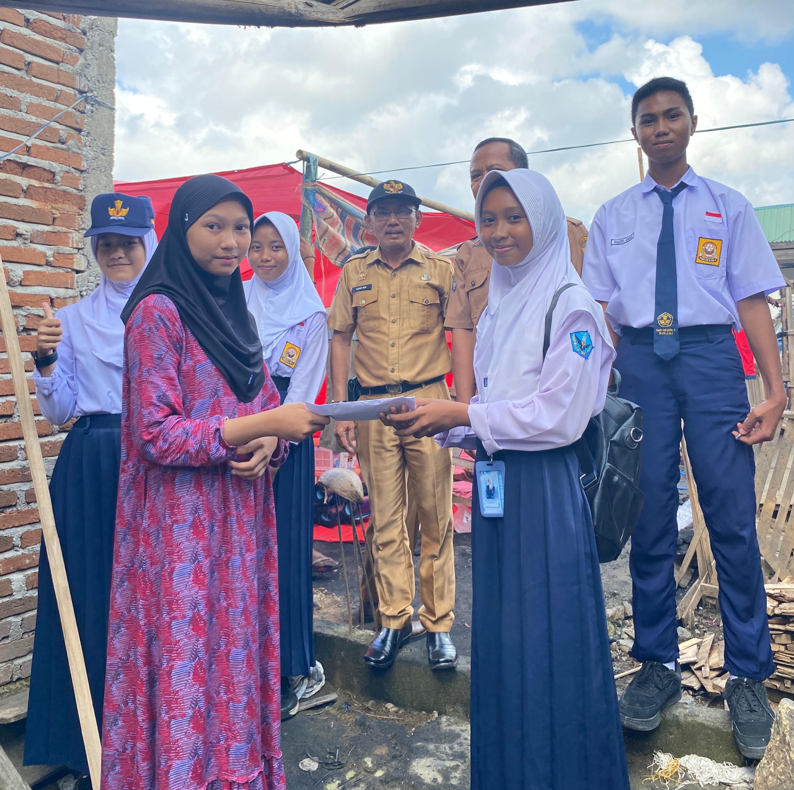 OSIS UPTD SMPN 5 Sinjai Ulurkan Tangan, Salurkan Bantuan untuk Korban Kebakaran