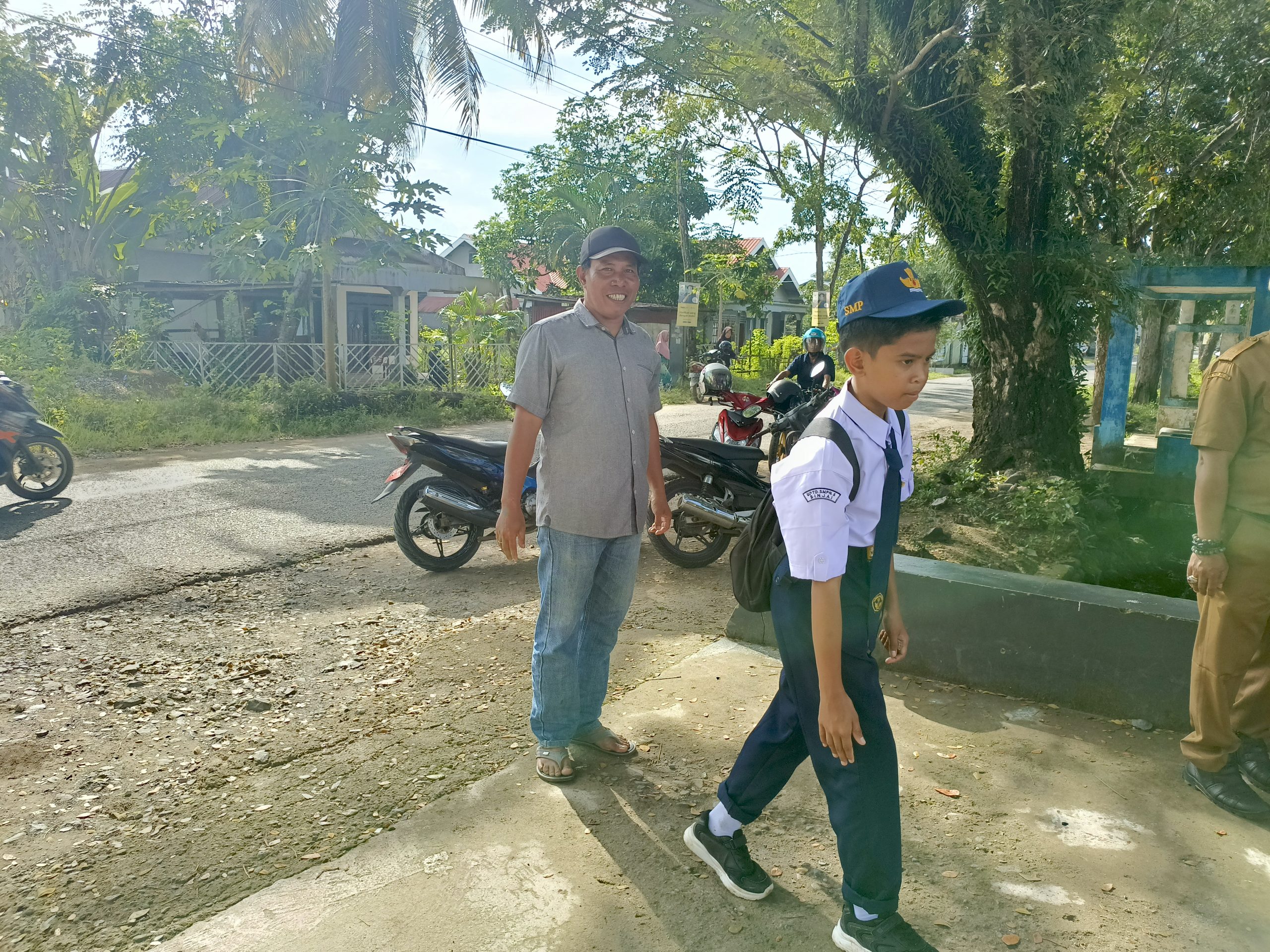 Sentuhan Ayah di Gerbang Sekolah: Kisah Haru Hari Pertama MPLS Ramah di UPTD SMPN 5 Sinjai Sentuhan Ayah di Gerbang Sekolah: Kisah Haru Hari Pertama MPLS Ramah di UPTD SMPN 5 Sinjai